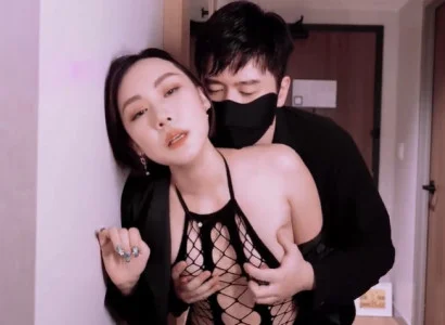 Chị vợ bán thân cho sếp để trả nợ thay chồng